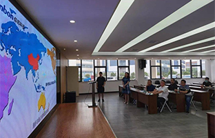 集萃（昆山）工业升级增进中心携电子科技大学专家赴mg不朽情缘光电开展产学研对接